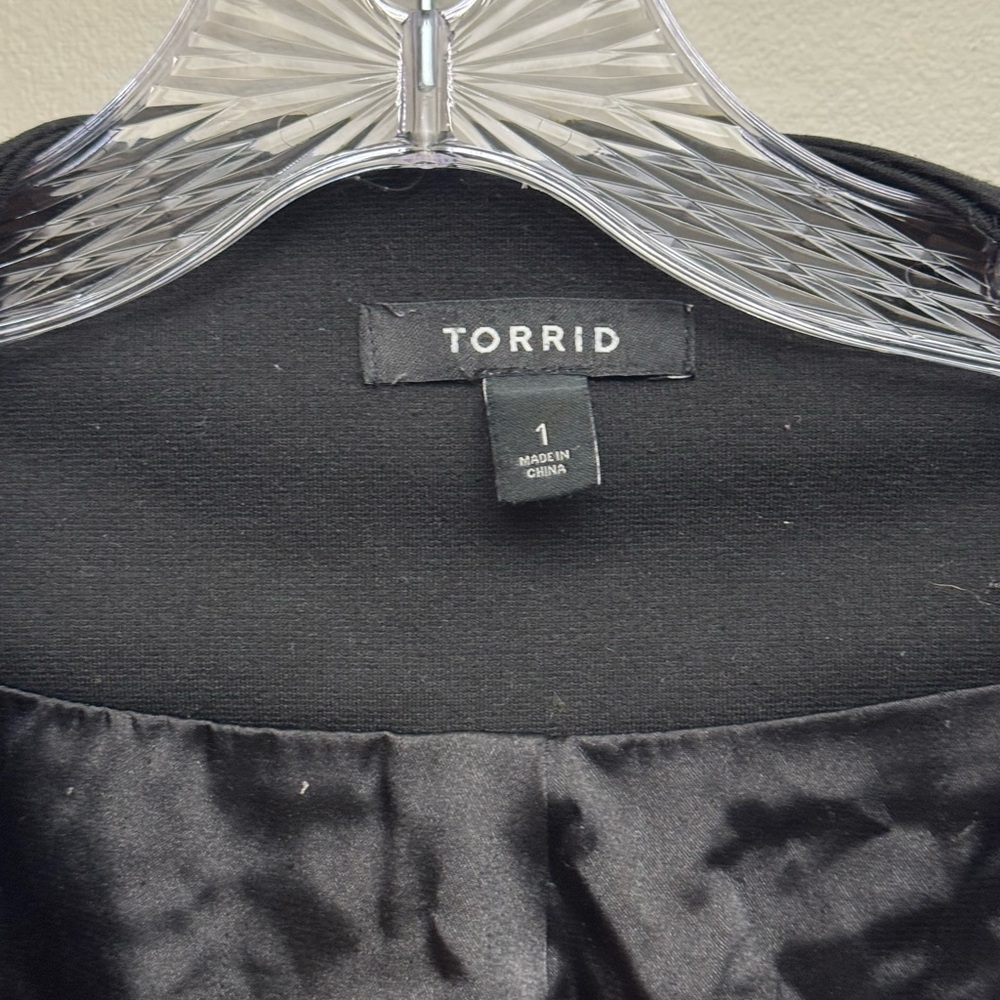 Torrid Womens Size 1 Black Open Front Blazer Ruched Sleeve Jacket - Picture 2 of 5